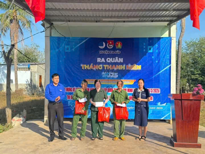 trao quà cho cựu TNXP